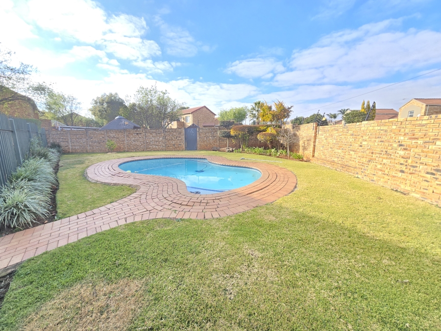 2 Bedroom Property for Sale in Wilgeheuwel Gauteng