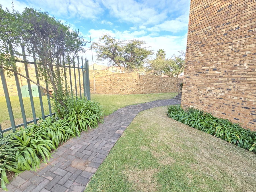 2 Bedroom Property for Sale in Wilgeheuwel Gauteng
