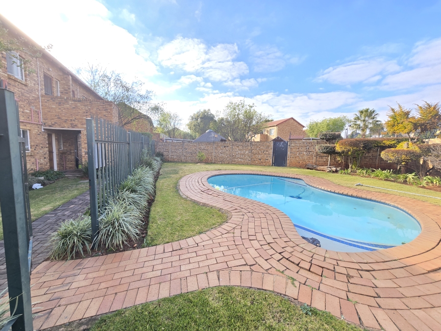 2 Bedroom Property for Sale in Wilgeheuwel Gauteng