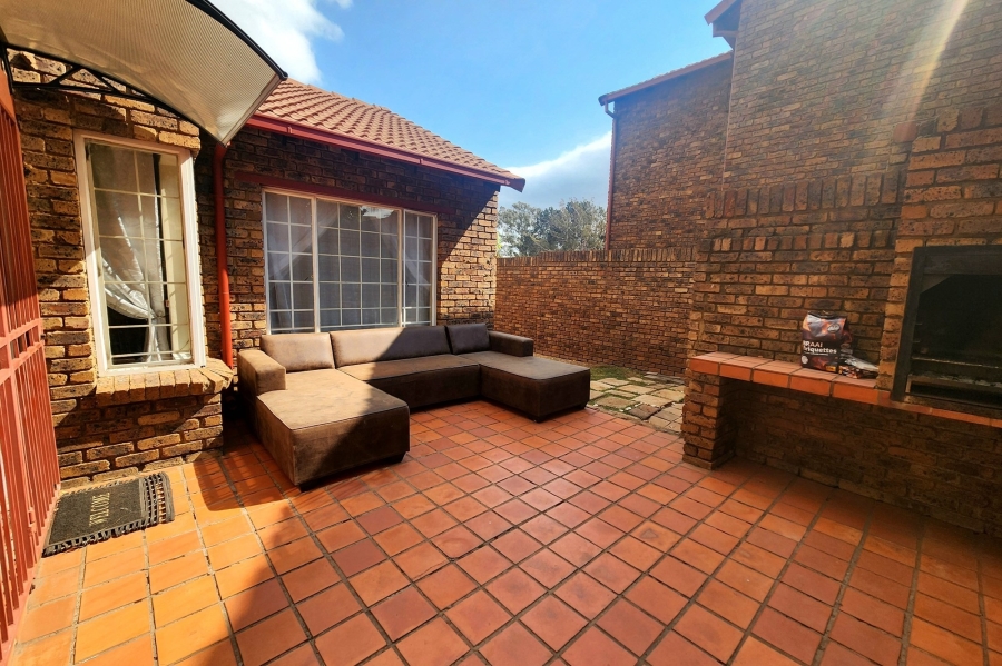 To Let 3 Bedroom Property for Rent in Die Hoewes Gauteng