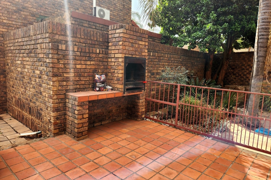 To Let 3 Bedroom Property for Rent in Die Hoewes Gauteng