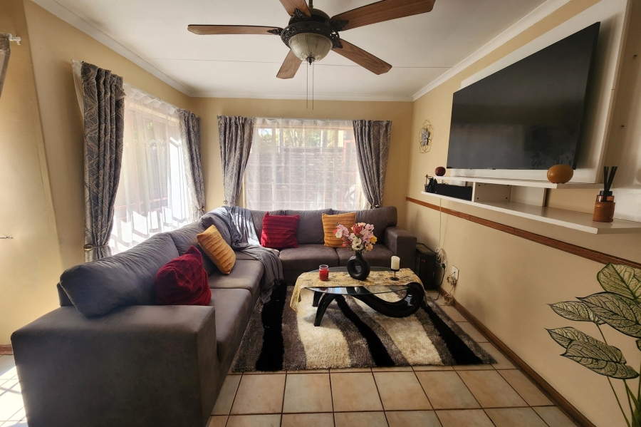 To Let 3 Bedroom Property for Rent in Die Hoewes Gauteng