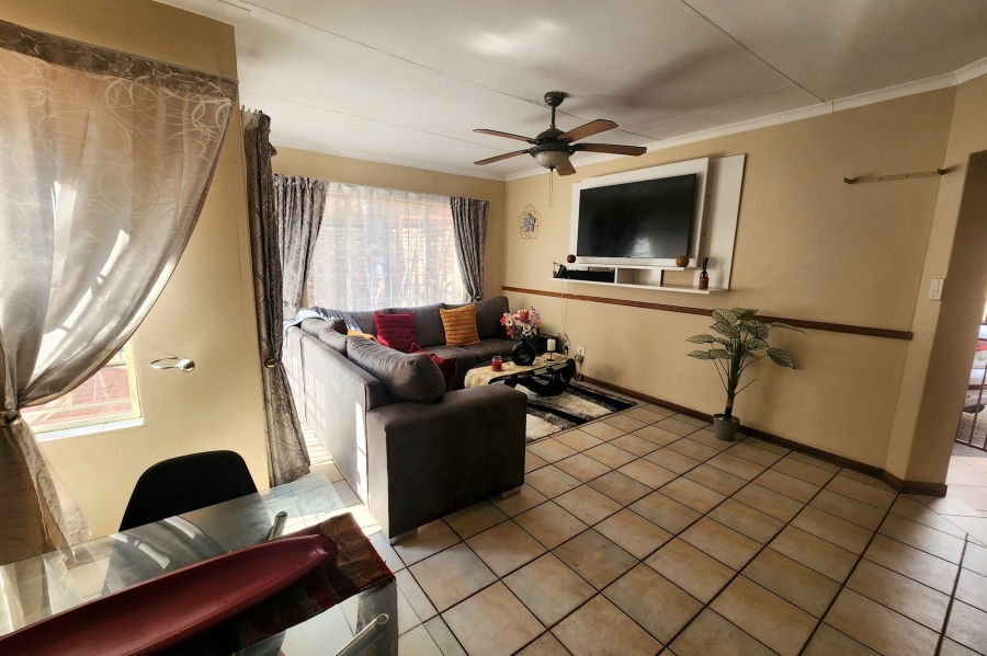 To Let 3 Bedroom Property for Rent in Die Hoewes Gauteng