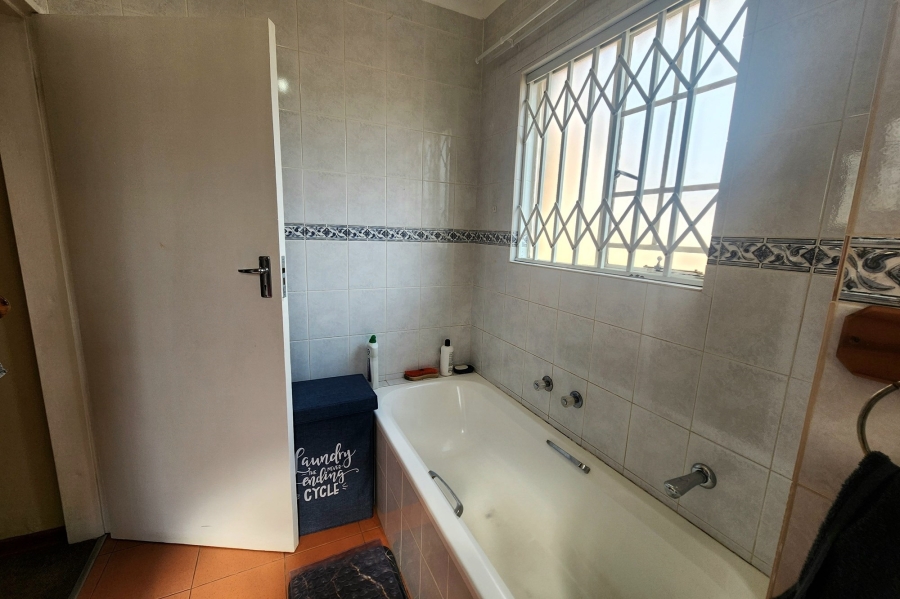 To Let 3 Bedroom Property for Rent in Die Hoewes Gauteng