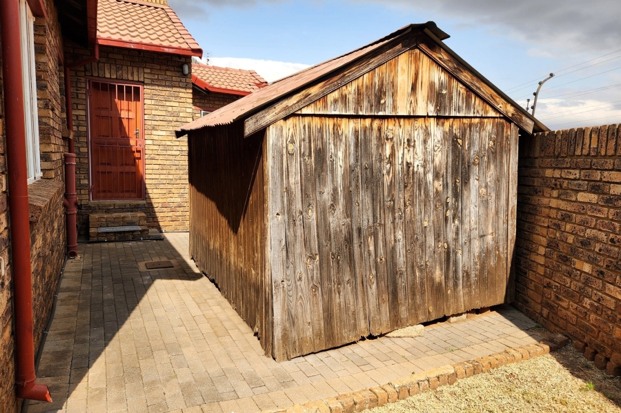 To Let 3 Bedroom Property for Rent in Die Hoewes Gauteng