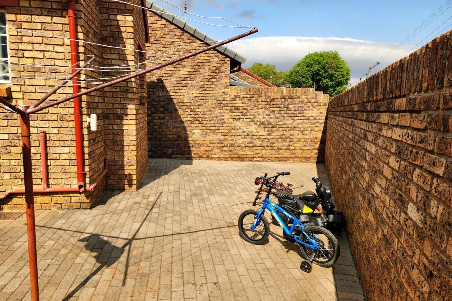 To Let 3 Bedroom Property for Rent in Die Hoewes Gauteng