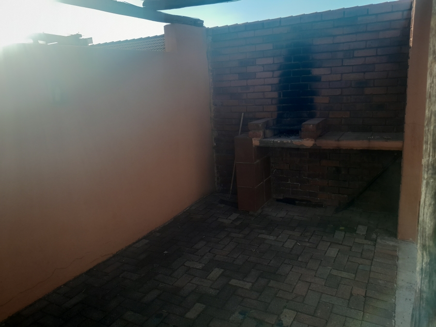 To Let 2 Bedroom Property for Rent in Alan Manor Gauteng