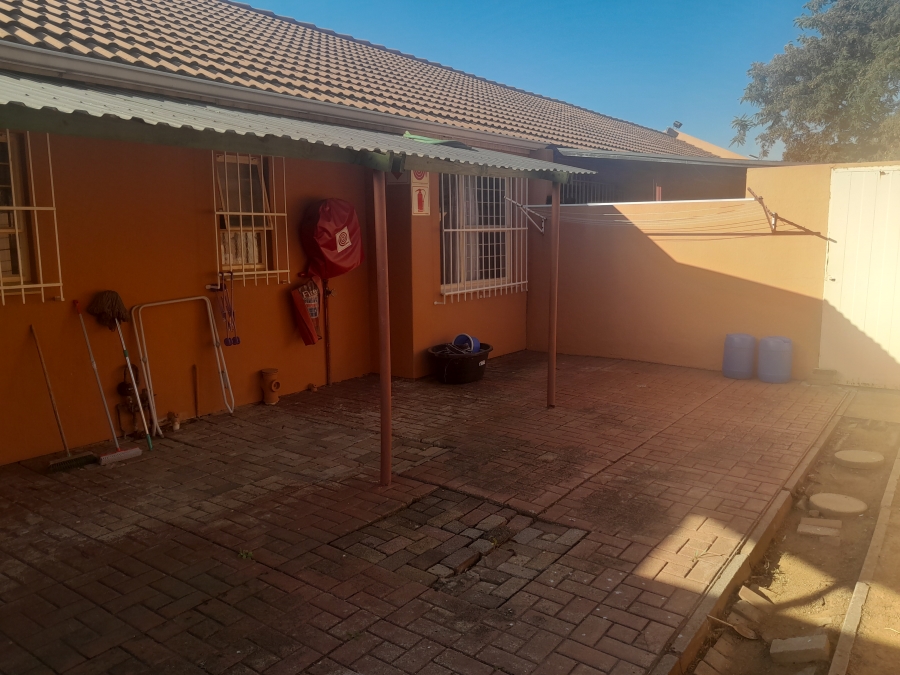 To Let 2 Bedroom Property for Rent in Alan Manor Gauteng