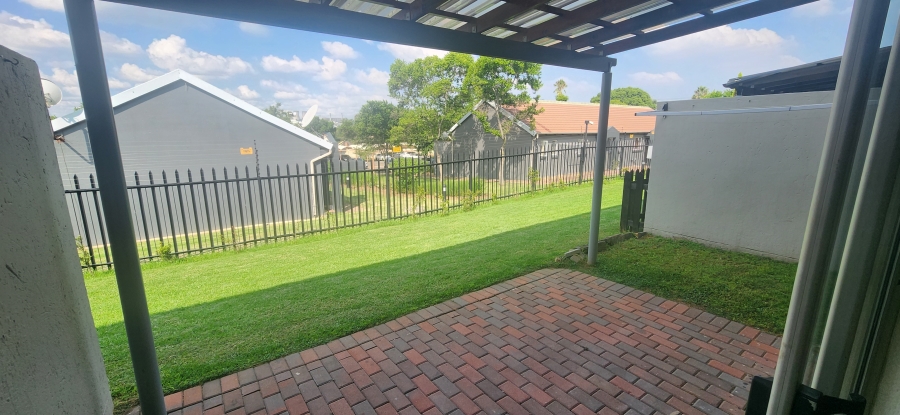 To Let 2 Bedroom Property for Rent in Greenstone Hill Gauteng