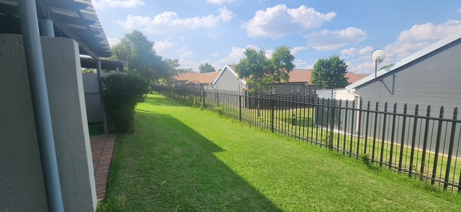 To Let 2 Bedroom Property for Rent in Greenstone Hill Gauteng