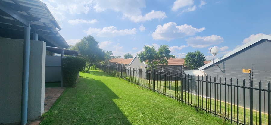 To Let 2 Bedroom Property for Rent in Greenstone Hill Gauteng