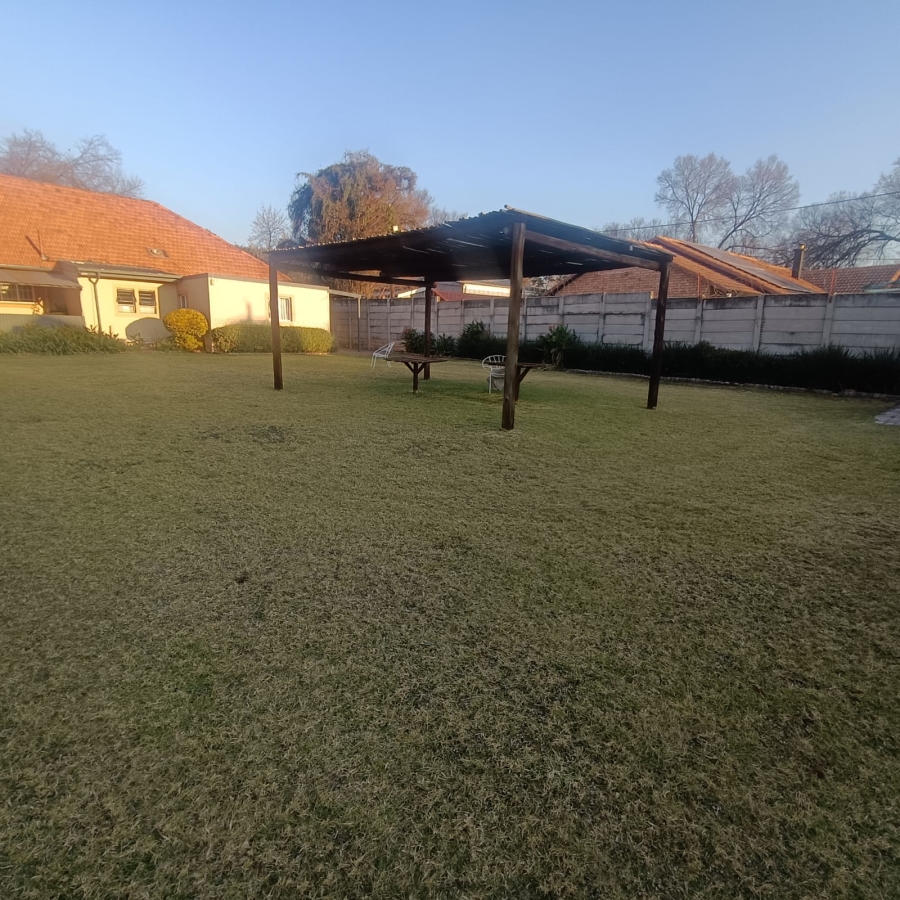 To Let 1 Bedroom Property for Rent in Linden Gauteng