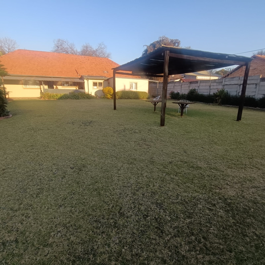 To Let 1 Bedroom Property for Rent in Linden Gauteng