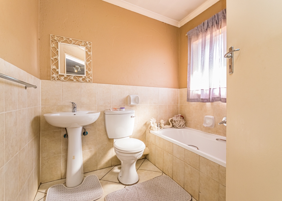2 Bedroom Property for Sale in Heuweloord Gauteng