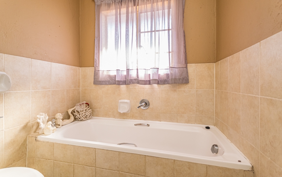 2 Bedroom Property for Sale in Heuweloord Gauteng