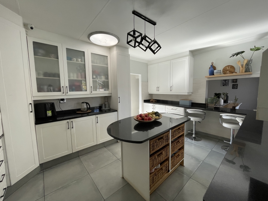 5 Bedroom Property for Sale in Kenleaf Gauteng