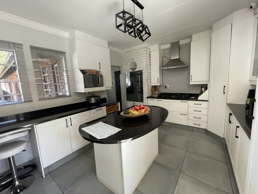 5 Bedroom Property for Sale in Kenleaf Gauteng