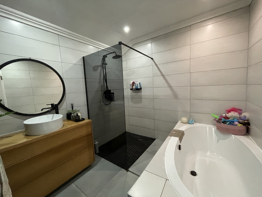 5 Bedroom Property for Sale in Kenleaf Gauteng