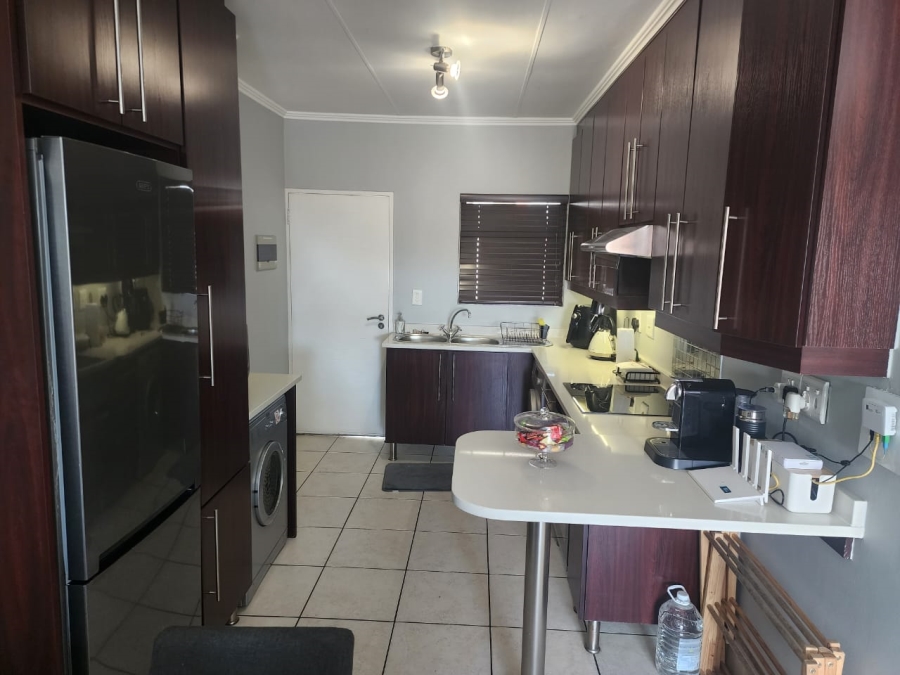 To Let 2 Bedroom Property for Rent in Greenstone Hill Gauteng