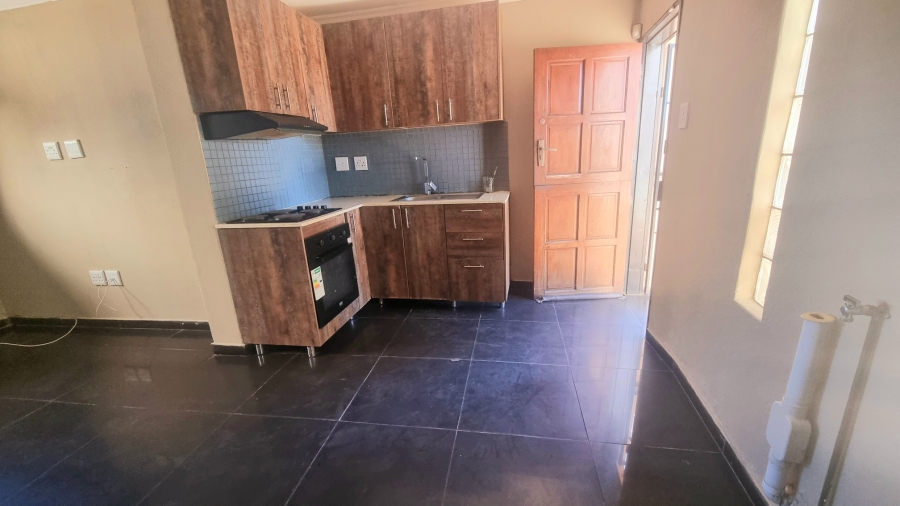 To Let 2 Bedroom Property for Rent in Glen Austin Gauteng