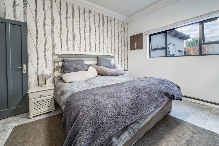 2 Bedroom Property for Sale in Fontainebleau Gauteng
