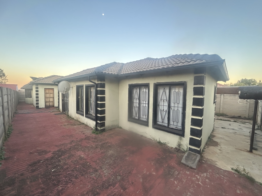 To Let 3 Bedroom Property for Rent in Lotus Gardens Gauteng