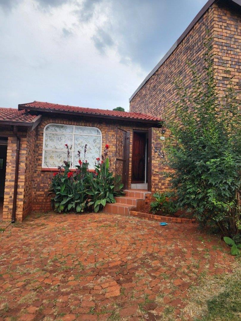 To Let 3 Bedroom Property for Rent in Roodekrans Gauteng