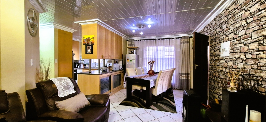 2 Bedroom Property for Sale in Die Hoewes Gauteng