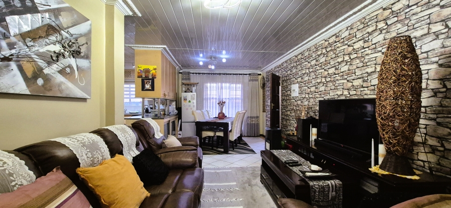 2 Bedroom Property for Sale in Die Hoewes Gauteng