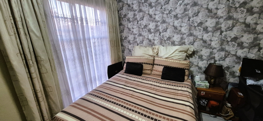 2 Bedroom Property for Sale in Die Hoewes Gauteng