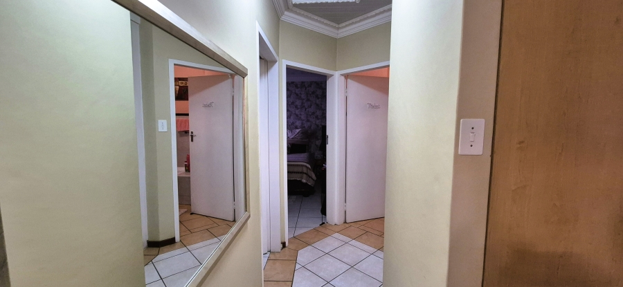 2 Bedroom Property for Sale in Die Hoewes Gauteng