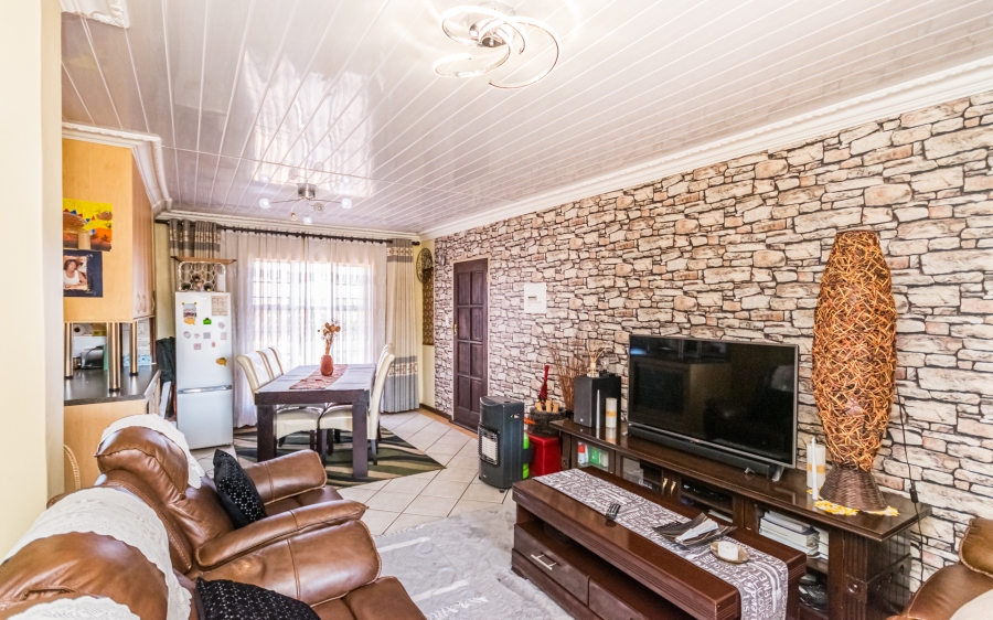 2 Bedroom Property for Sale in Die Hoewes Gauteng