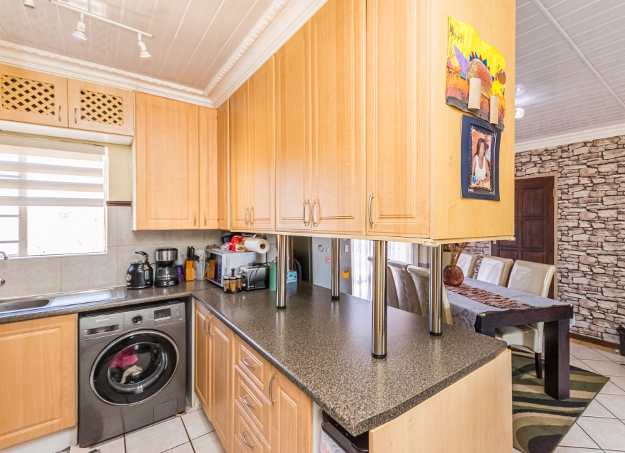 2 Bedroom Property for Sale in Die Hoewes Gauteng