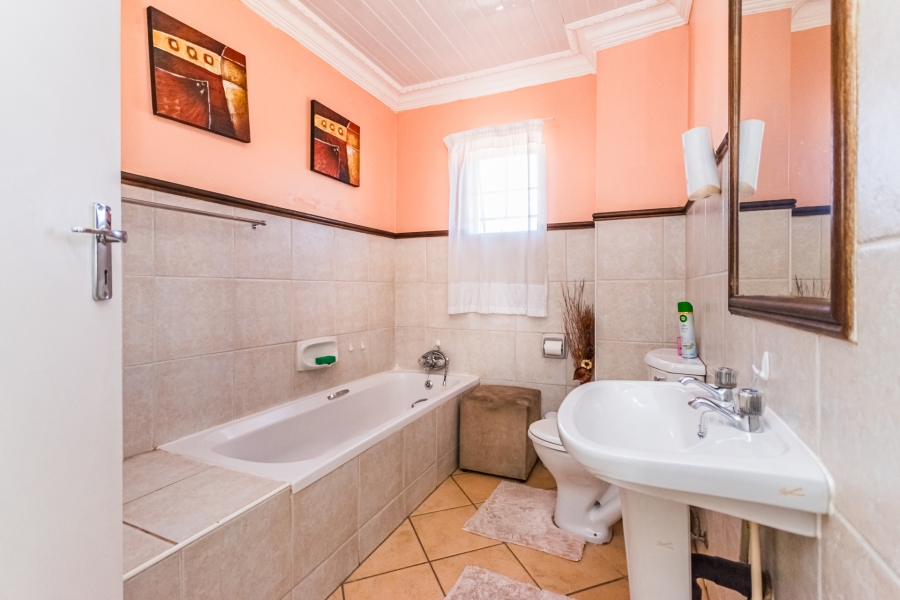 2 Bedroom Property for Sale in Die Hoewes Gauteng