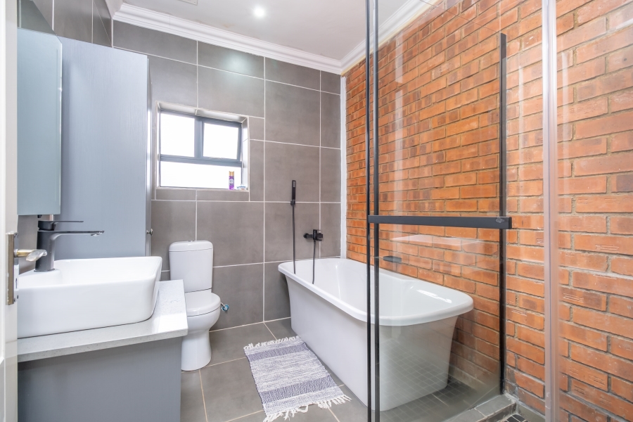 5 Bedroom Property for Sale in Quellerie Park Gauteng