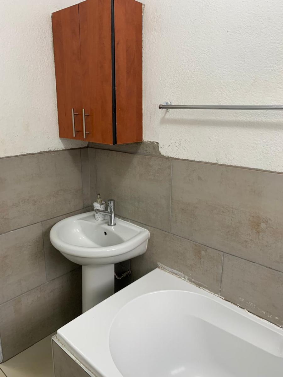 2 Bedroom Property for Sale in Roodekop Gauteng