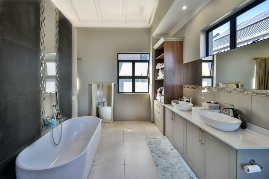 4 Bedroom Property for Sale in Midstream Ridge Gauteng