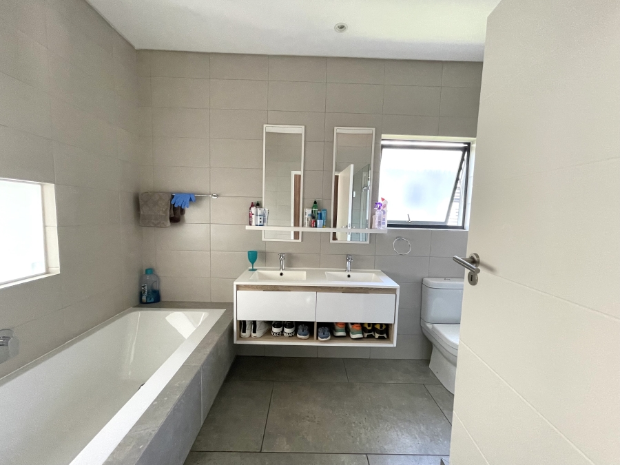 3 Bedroom Property for Sale in Crowthorne AH Gauteng