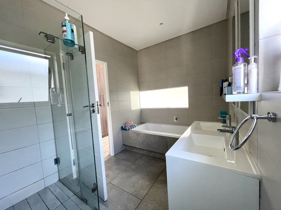 3 Bedroom Property for Sale in Crowthorne AH Gauteng