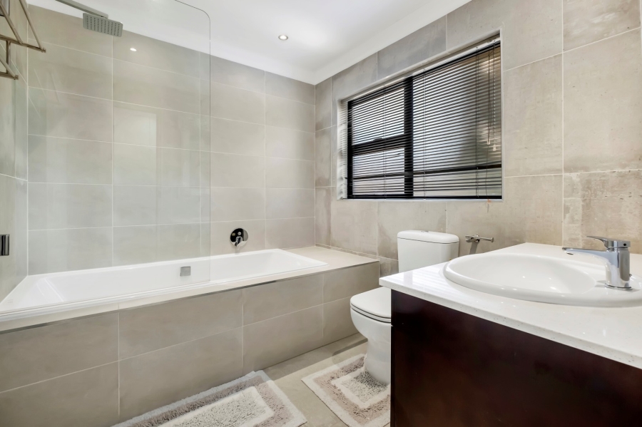 To Let 4 Bedroom Property for Rent in Bryanston Gauteng