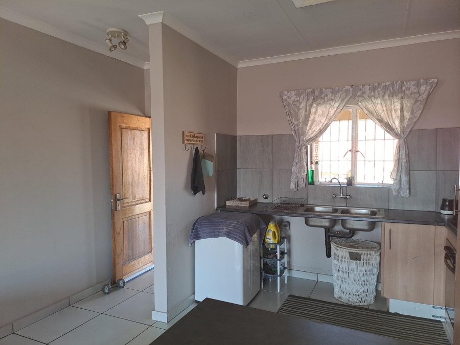 To Let 3 Bedroom Property for Rent in Petersfield Gauteng