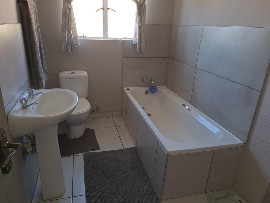 To Let 3 Bedroom Property for Rent in Petersfield Gauteng
