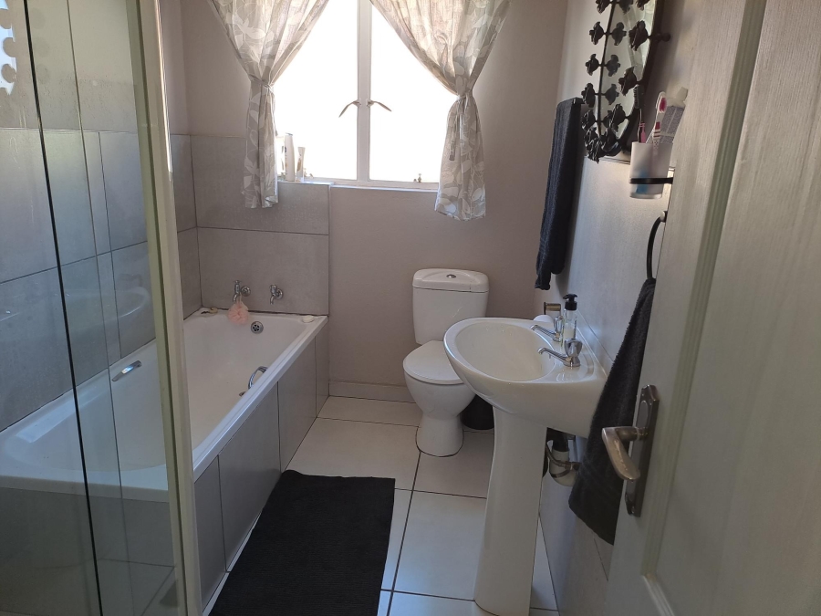 To Let 3 Bedroom Property for Rent in Petersfield Gauteng
