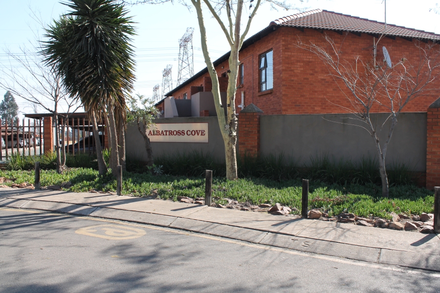 2 Bedroom Property for Sale in Albertsdal Gauteng