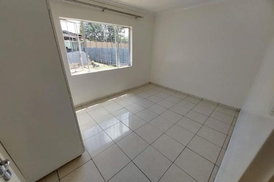 To Let 2 Bedroom Property for Rent in Robertsham Gauteng