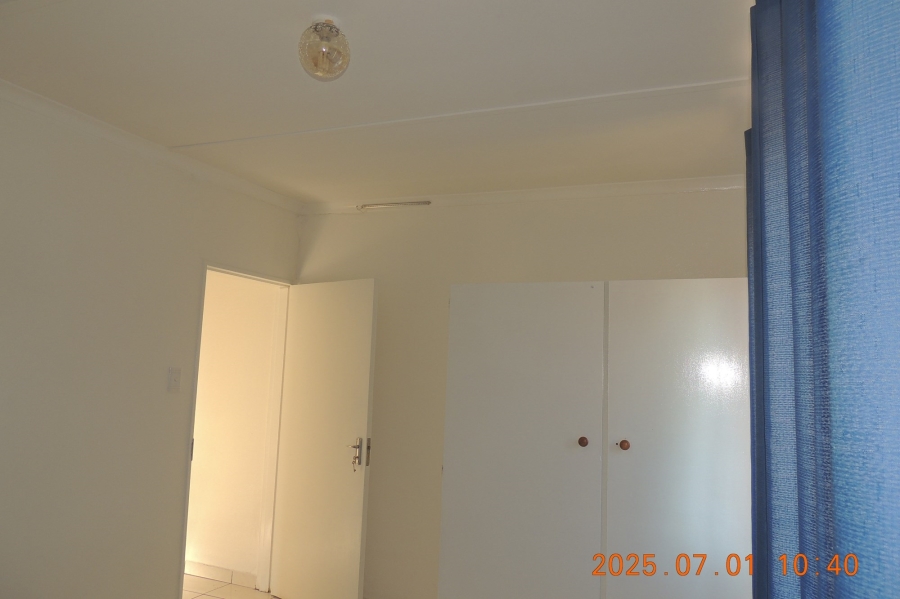 To Let 2 Bedroom Property for Rent in Robertsham Gauteng