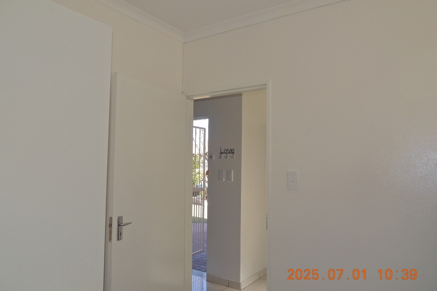 To Let 2 Bedroom Property for Rent in Robertsham Gauteng
