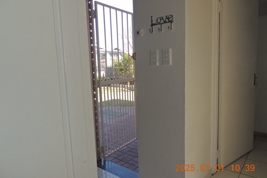 To Let 2 Bedroom Property for Rent in Robertsham Gauteng