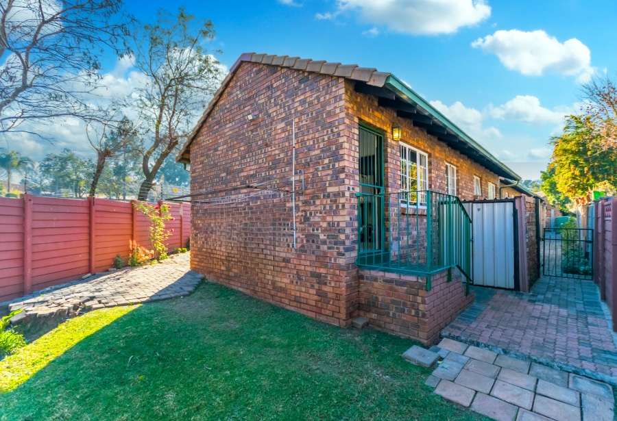 2 Bedroom Property for Sale in Die Hoewes Gauteng
