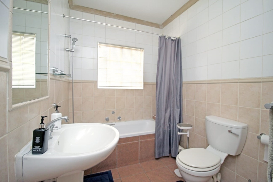To Let 3 Bedroom Property for Rent in Thatchfield Cresent Gauteng